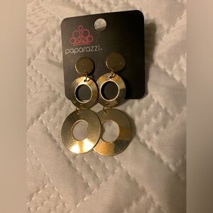 GOLD DANGLE RINGED EARRINGS.  Gorgeous!! 2 1/4” long.